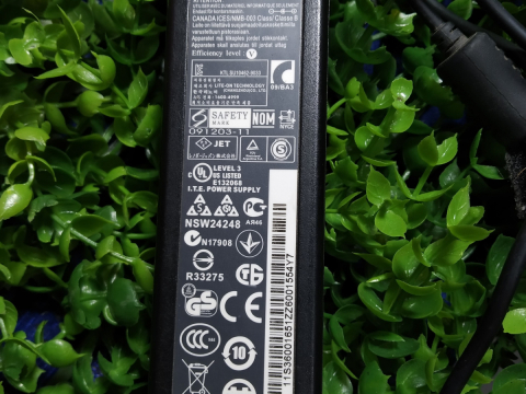 sạc lenovo cũ chính hãng (zin) theo máy giá 350.000VNĐ ( Đã Bán )