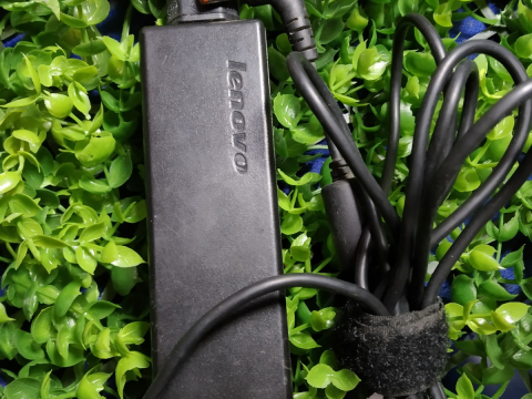 sạc lenovo cũ chính hãng (zin) theo máy giá 350.000VNĐ ( Đã Bán )